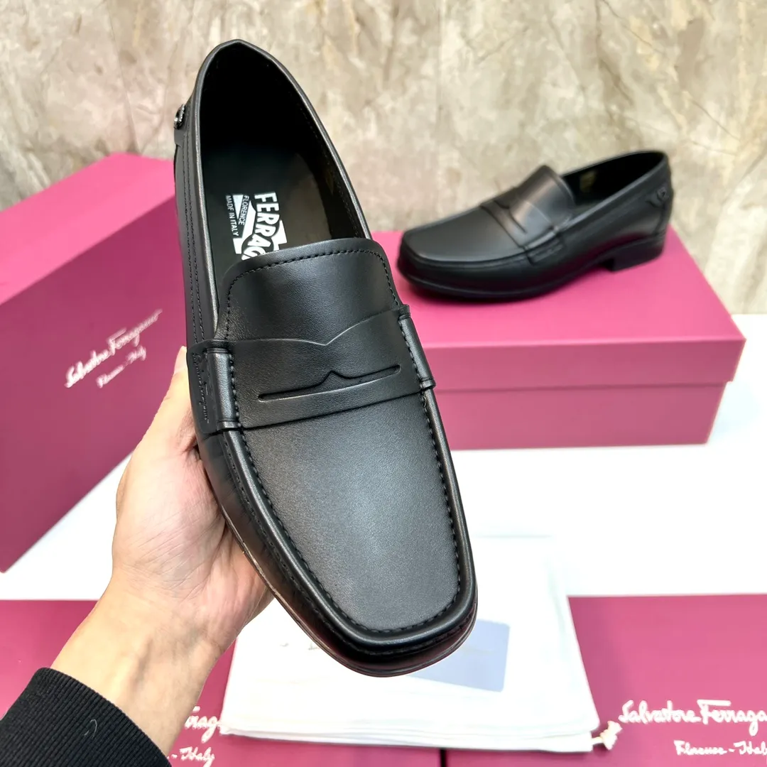 Original quality P780 Brand: Ferragamo Standard size: Men's size 39–44 (38.45 can be customized) Grade: Same style as the official website High-quality men's shoes Material: Customized first-layer calfskin with water-dyed cowhide lining Cowhide tiptoe Original non-slip and wear-resistant rubber outsole Style category: Men's formal business leather shoes are young and fashionable European and American trends British style Casual matching and comfortable feet Color: actual picture